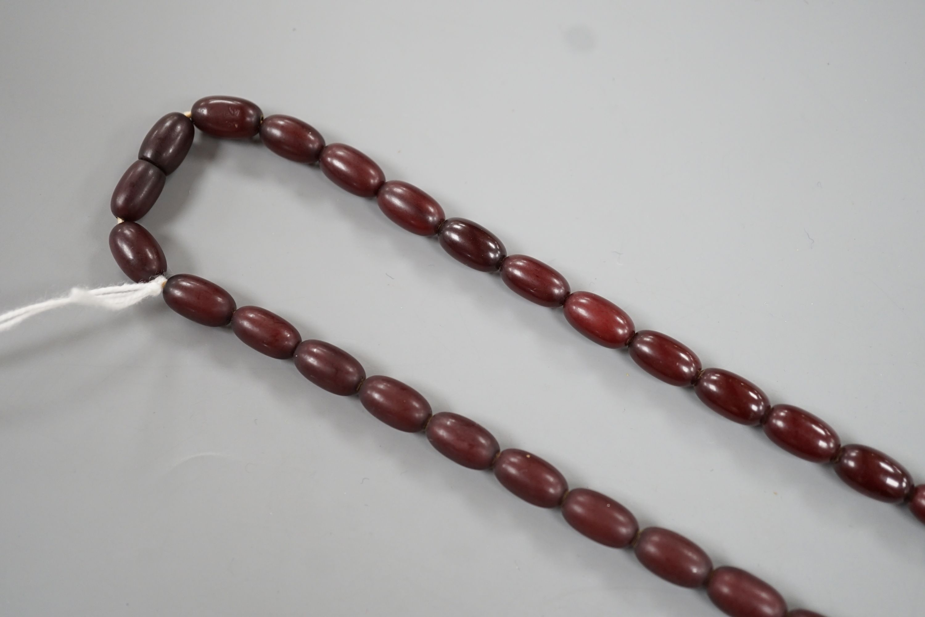 A single strand graduated oval bakelite bead necklace, 71cm, gross weight 60 grams.